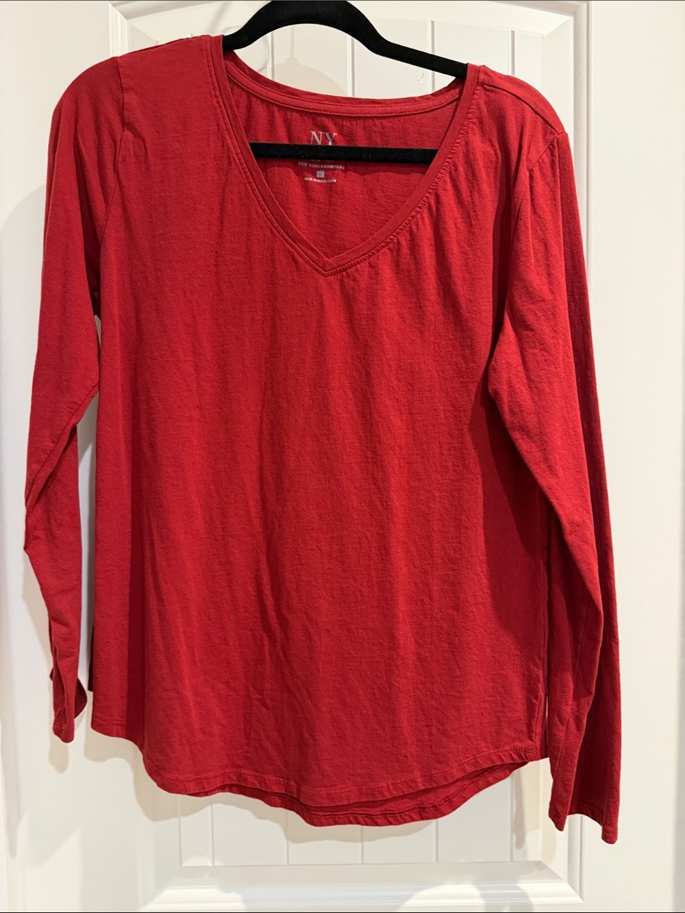 New York & Company Red V-Neck Long Sleeve Tee